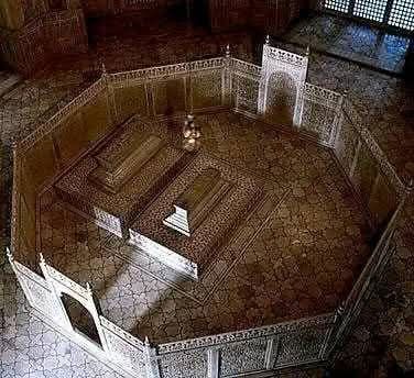 OldPicsLover's tweet image. Tomb of Mumtaz Mahal in the Taj Mahal, alongside her husband Shah Jahan.
Follow Mughal Emperors for daily insights into our rich historical legacy.
#mughalemperors #TajMahal #MughalArchitecture #indianhistory