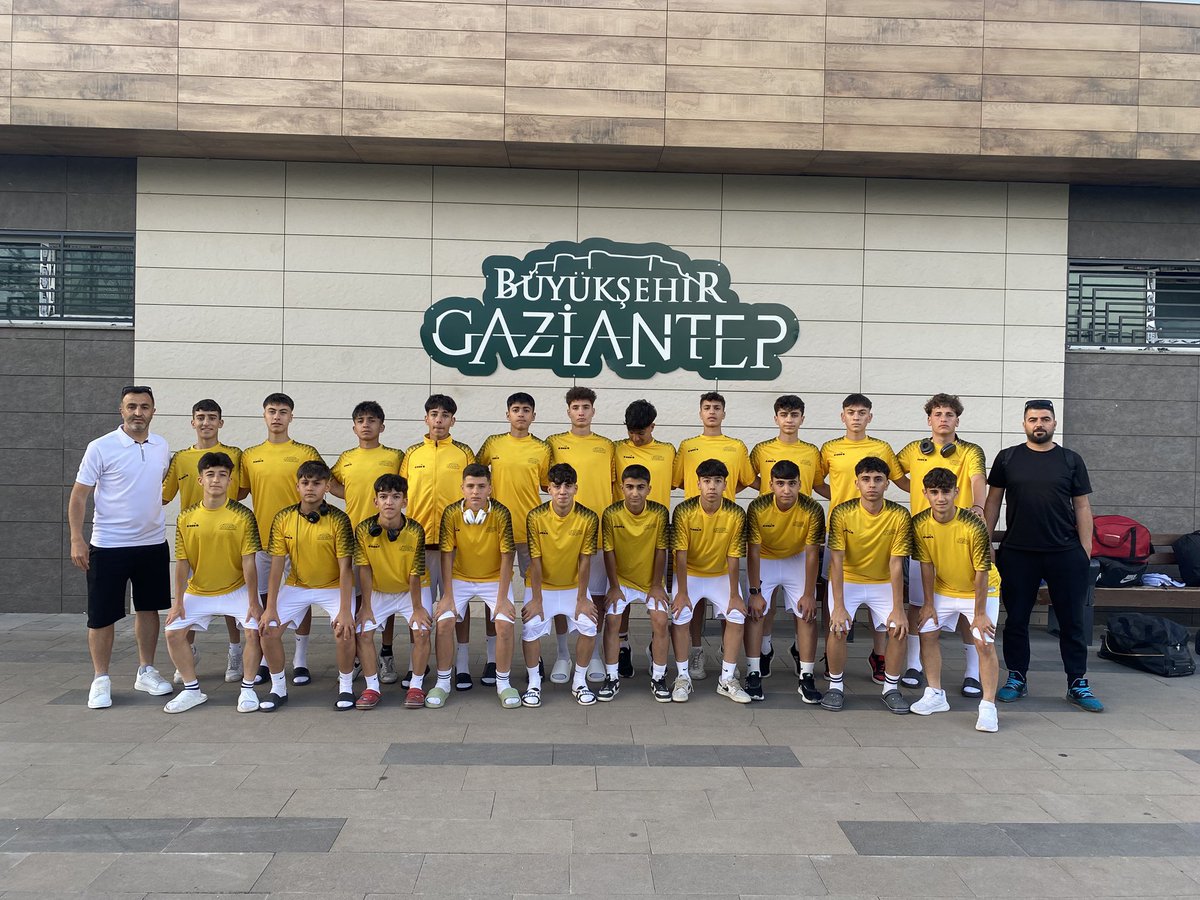 Alisezer27's tweet photo. @GaziantepBeld imizi gururla temsil eden U15 futbol takımı Güneydoğu Anadolu bölge şampiyonu oldu.
Takımımıza destek veren başkanımız sayın @FatmaSahin e,yöneticilerimize,hocalarımıza teşekkür ediyorum.
Oyucularımızı ve ekibin bir parçası olan oğlum Hüseyin Sezer’i kutluyorum. https://t.co/mZEbynQ1XT