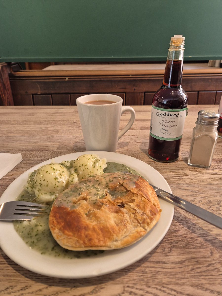 Karen_acts's tweet photo. When the week has seemed several years long and you seriously need time to reset your energy. A long, solo walk, and Pie &amp; Mash for brunch is the order of the day.🤍 #walkingforwellbeing #timetoreset #justbe https://t.co/S59m3LoWSS