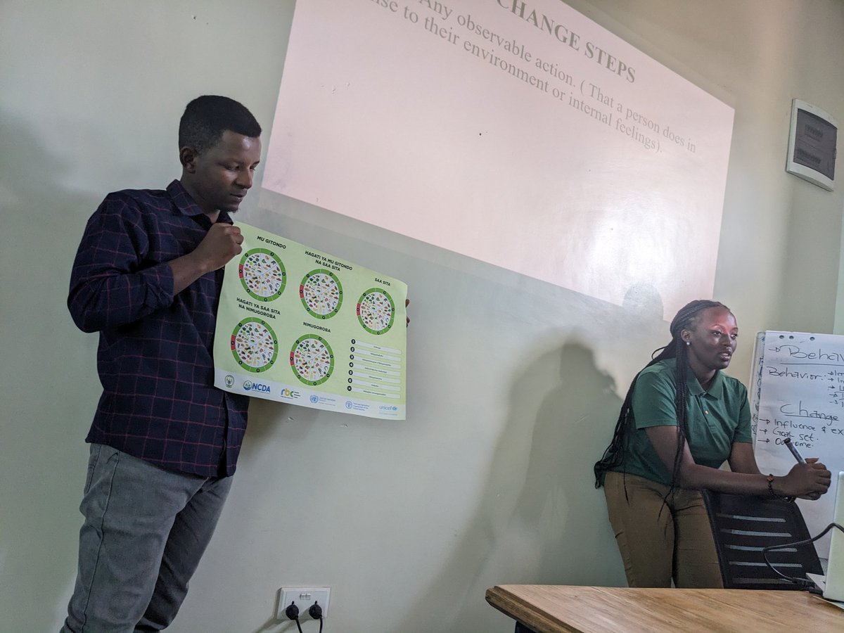hezainitiatives's tweet image. Together with @unicefrw, @RBCRwanda ,  @Rwanda_Child
We are training our field staffs on new job aid , Visual  tool of #OneEggPackage and #complementaryfeeding  which will support frontline functionaries in delivering messages in a simple &amp;amp; understandable way to the community.