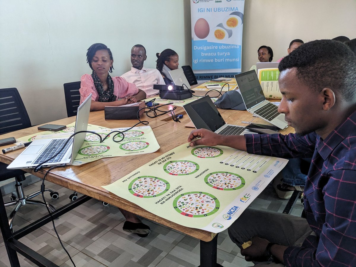 hezainitiatives's tweet image. Together with @unicefrw, @RBCRwanda ,  @Rwanda_Child
We are training our field staffs on new job aid , Visual  tool of #OneEggPackage and #complementaryfeeding  which will support frontline functionaries in delivering messages in a simple &amp;amp; understandable way to the community.