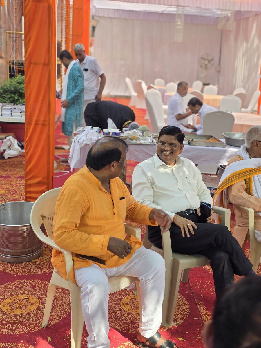 इलाहाबाद विश्वविद्यालय में मेरे सहपाठी रहे श्री राजेश पाण्डेय, आईएएस, जिलाधिकारी जालौन एवं सेवानिवृत्त अपर पुलिस अधीक्षक श्री ओम प्रकाश पाण्डेय के ग्राम होलापुर (लम्भुआ) सुल्तानपुर में आयोजित एक धार्मिक अनुष्ठान में महाप्रसाद ग्रहण किया.. 💐🙏