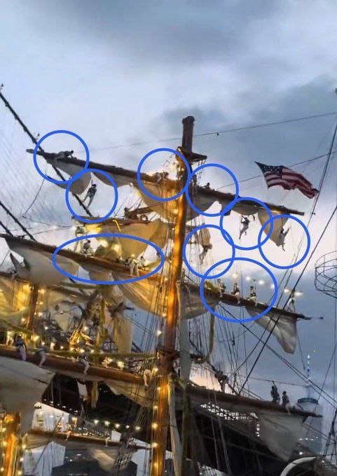 Geopolitik_2030's tweet photo. 🇲🇽🇲🇽 #Mexico #Cuauhtemoc ⚠️⚠️
Imágenes que circulan en las redes sociales que muestra a varias personas colgadas de los mástiles del buque de la Armada mexicana tras colisionar contra el puente de Brooklyn durante una visita festiva a Nueva York. https://t.co/3Yr7kchWHs