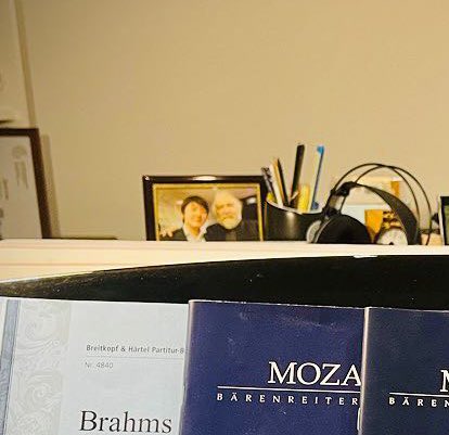 조성진 루푸랑 찍은 사진 액자에 넣어서 피아노 위에 올려둔 거 보고 눈물 흘림