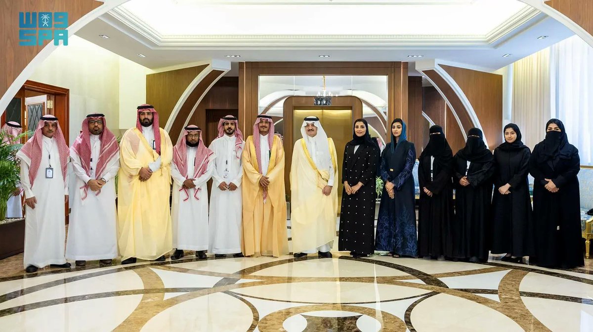 أمير الشرقية يستقبل رئيس نادي المسؤولية الاجتماعية.
spa.gov.sa/ar/w2320208
#واس_عام
