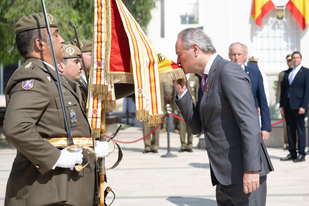 💙Hoy he jurado bandera en Vall d’Alba y ha sido un momento inolvidable. Un acto lleno de emoción y compromiso con 🇪🇸España, arropado por decenas de vecinos. Gracias a nuestra alcaldesa <a href="/barrachinaMarta/">Marta Barrachina</a> por hacerlo posible en este año tan especial del Centenario. #JuraDeBandera🇪🇸