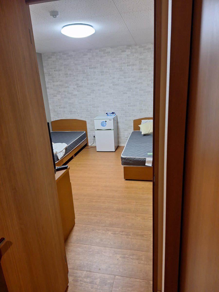 退寮して 寝具のシーツとか 業務用搬入口開いてると思ったら 19時でシャッター降りてて 時間に余裕持っててよかった…。。 建物一周した