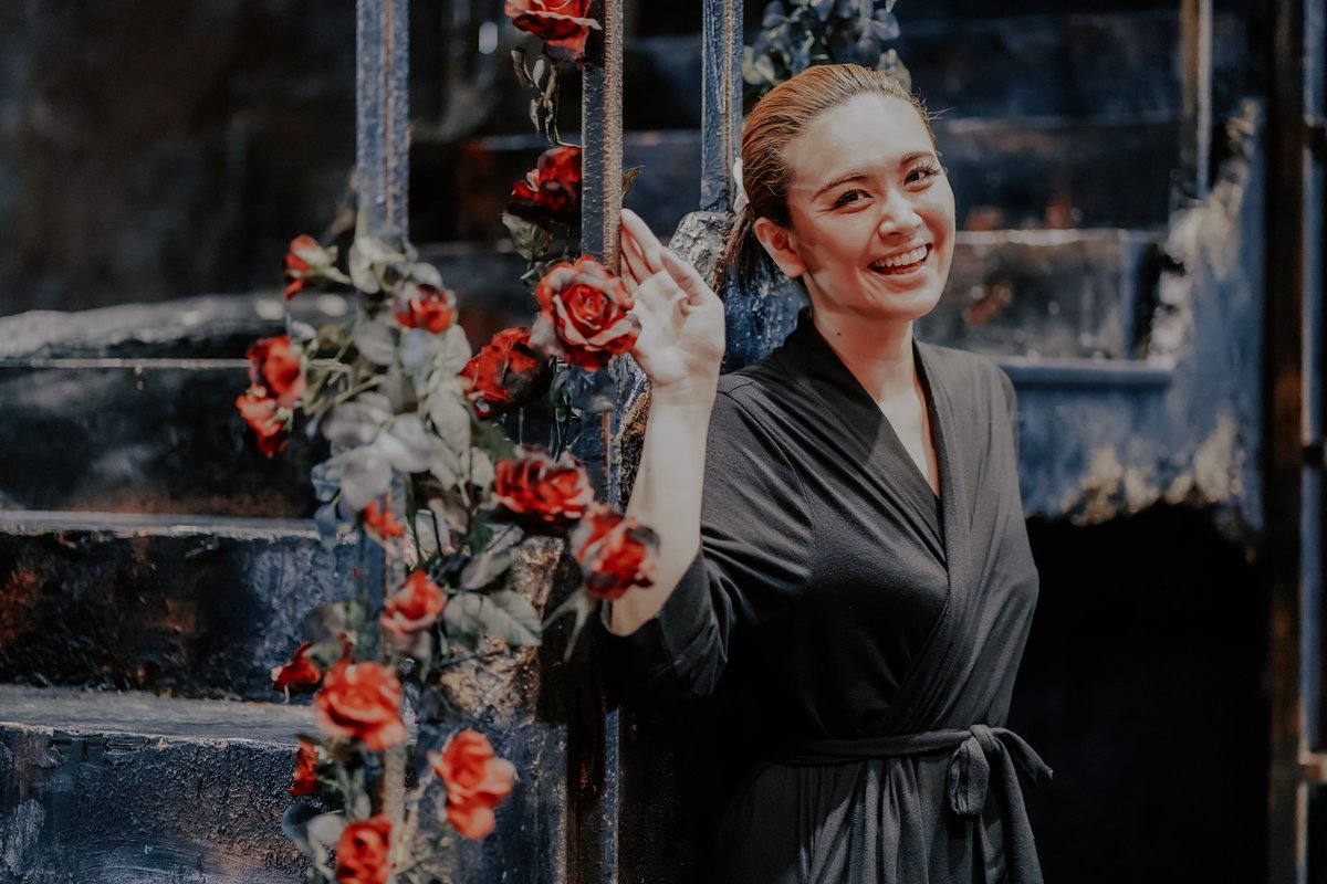 #ミュージカルフランケンシュタイン
8年共に歩んで来たセットと記念撮影。
2幕はほぼこの踊り場にいるので、　階段への愛着もひとしお。
📸by 宮野怜雄奈

さぁ、残り４公演🐻
噛み締めつつ、いつも通りにラストスパート❤️‍🔥
#神戸国際会館こくさいホール