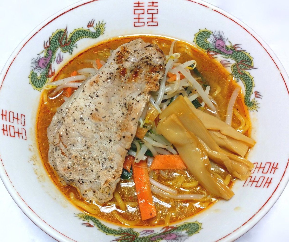 今夜は家ラー、北海道江別市「菊水」の「さっぽろ 純連(じゅんれん) みそ」。

トップバリュの炒め用野菜、豚ロース、メンマを合わせてみた。

甘み、渋み、旨味の深味ある味噌スープはさすが。黄色い麺の味と香りもたまらない。札幌味噌ラーメンの真骨頂だねぇ。😋👍

美味しい一杯。🍜
ご馳走様。🙏