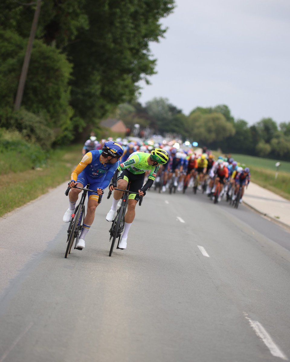 Le départ de la cinquième et dernière étape des 4 Jours de Dunkerque. Il y a beaucoup d’attaques en tête de peloton. 

#4JDD