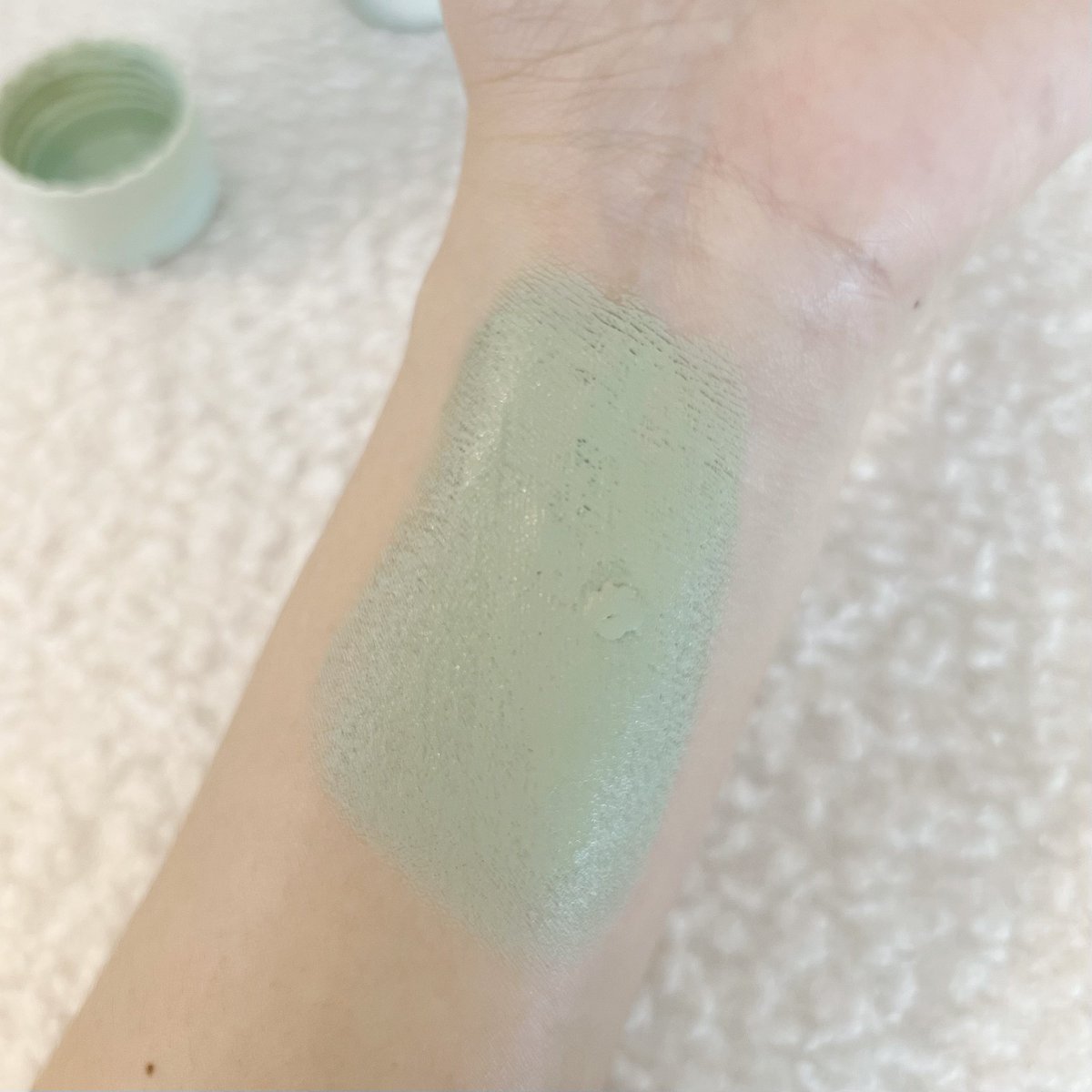 SKINTIFIC Mugwort Acne Clay Mask Stick ใช้เป็นแท่งที่ 3 แล้วบอกเลยว่าชอบมาก! วันไหนหน้าเป็นสิวฮอร์โมน แพ้ง่าย หน้าเป็นผดผื่นโบกตัวนี้ไปเลยคือจบ เรียกว่าเป็นมาส์กในตำนานได้เลย ใช้มาหลายปีมาก แท่งนึงก็คือใช้ได้นานสุดๆ ใครมีปัญหาเรื่องสิวแท่งนี้ช่วยปลอบประโลมผิวได้ดีมาก 🌱🧤🫧