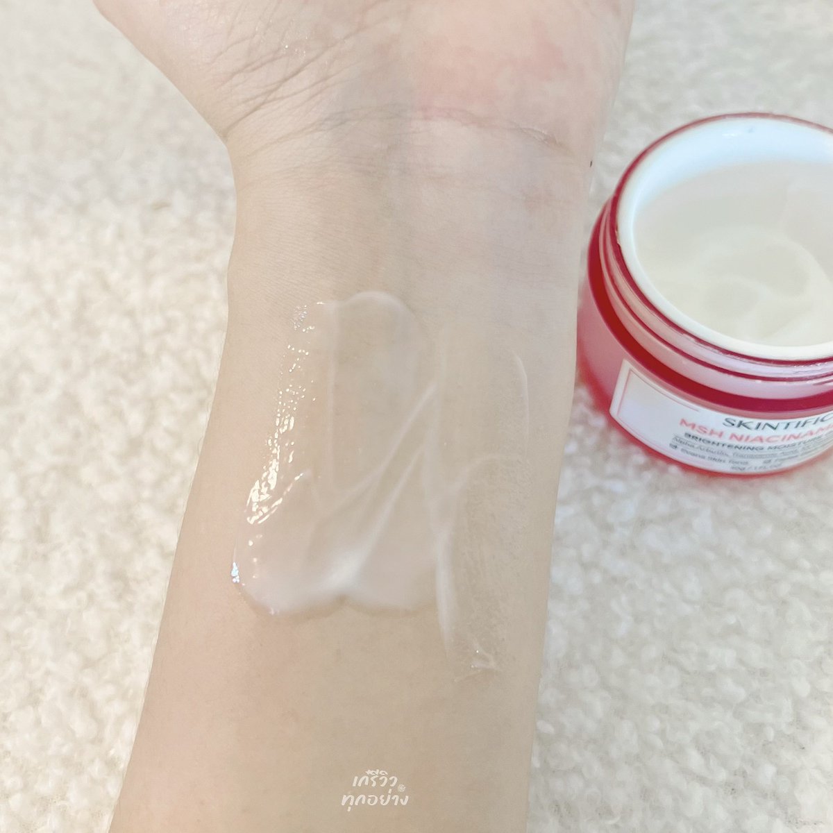 SKINTIFIC MSH Niacinamide Brightening Moisture Gel ตัวนี้เป็นไบร์ทเทนนิ่ง มอยส์เจอร์เจล เจลครีมเนื้อบางเบาเกลียง่ายซึมไวไม่เหนียวเหนอะหนะ ตัวนี้มีไนอาชินาไมด์ ช่วยให้ผิวหน้ากระจ่างใส ใครหน้าหมองคล้ำหน้าดำตัวนี้เอาอยู่ เก๋ซื้อมาใช้ 3 กระปุกแล้วชอบมาก 💖💧