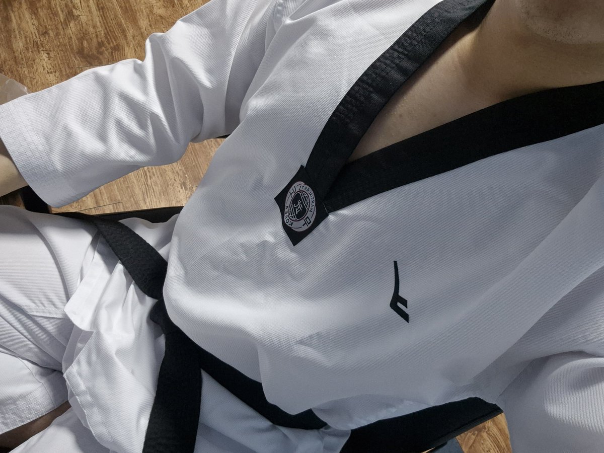 오랜만에 입어보는 도복, 확실히 도복이 시원하네 선풍기 쐬고 있으니 시원하네