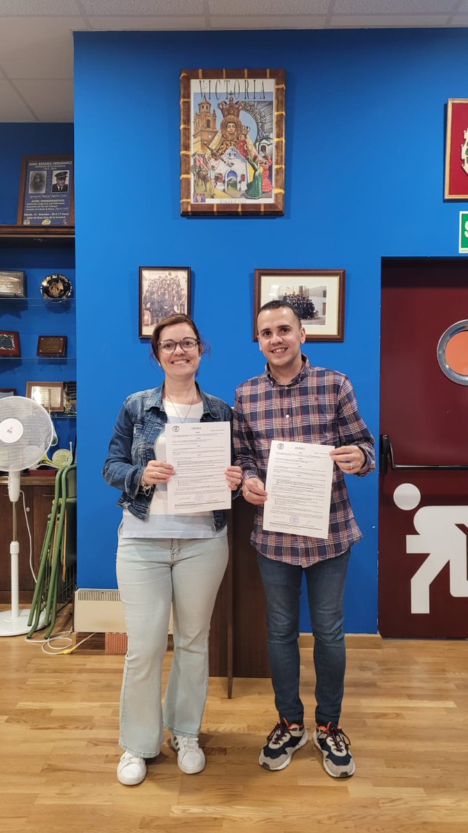 AMMaestroSoler's tweet photo. El pasado viernes, se procedió a la firma de los contratos con el presidente de la Cofradía de la Virgen de la Victoria así como con el hermano mayor entrante para realizar los acompañamientos musicales propios de la romería marteña. https://t.co/zAClagwVnH