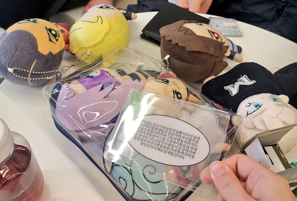 #2025_암살팀_카페
#LA_SQUADRA_ESECUZIONI

주최진님 너무 감사합니다...
그리고 협력해주신분들도..
그리고 이 카페를 열어주신 사장님, 암팀애니를 재생해주신 티비님, 이 건물을 지어주신 분들... 음식 재료를 납품해주신분들.. 굿즈 재작 업체의 사장님과 직원분들...
아리가또...아리가또 지구..