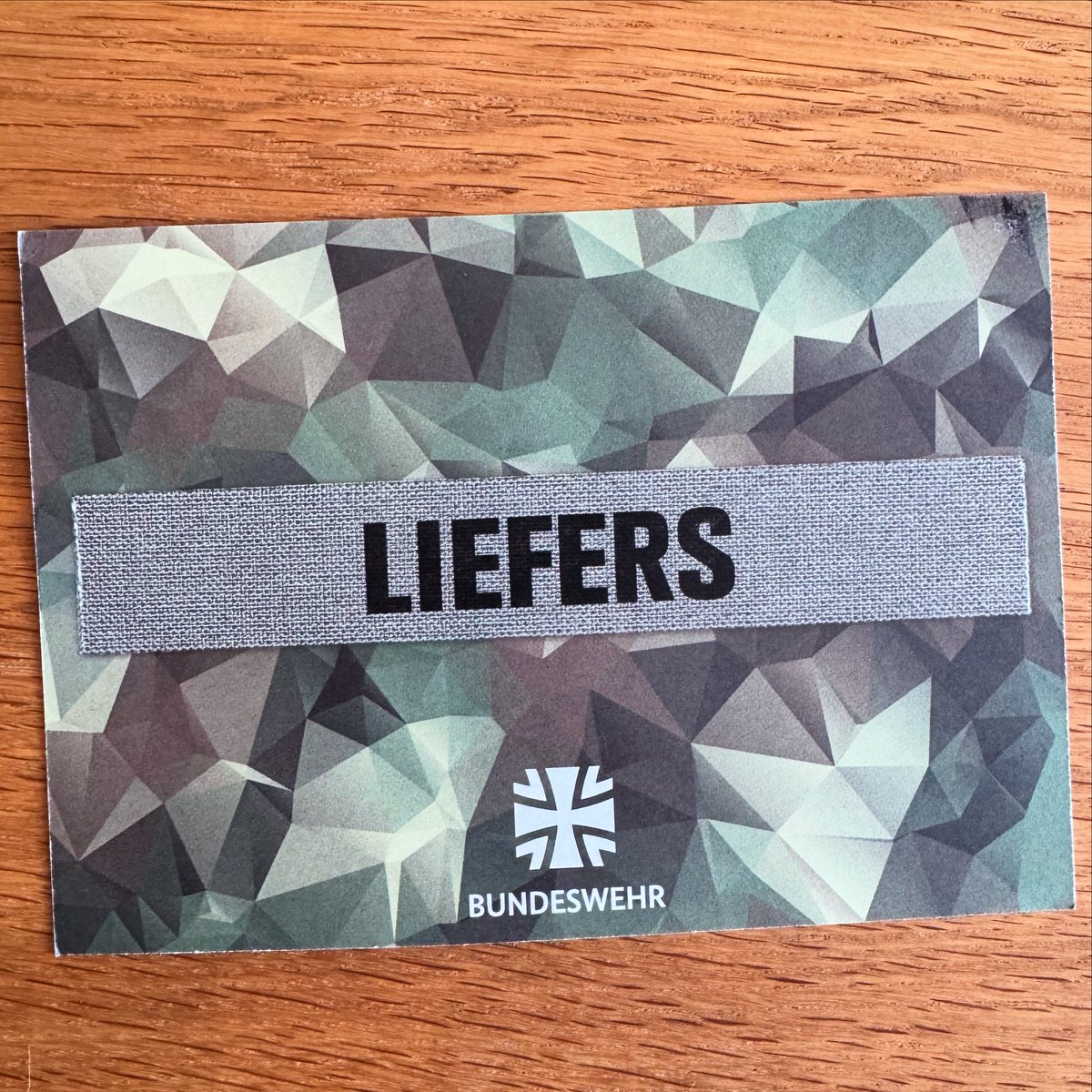 Wer schickt denn heute noch Postkarten? Bitte um Vorschläge zur Interpretation! Ich neige zu: „Liefers, alte Hundelunge! Man sieht dir dein Alter gar nicht an!“