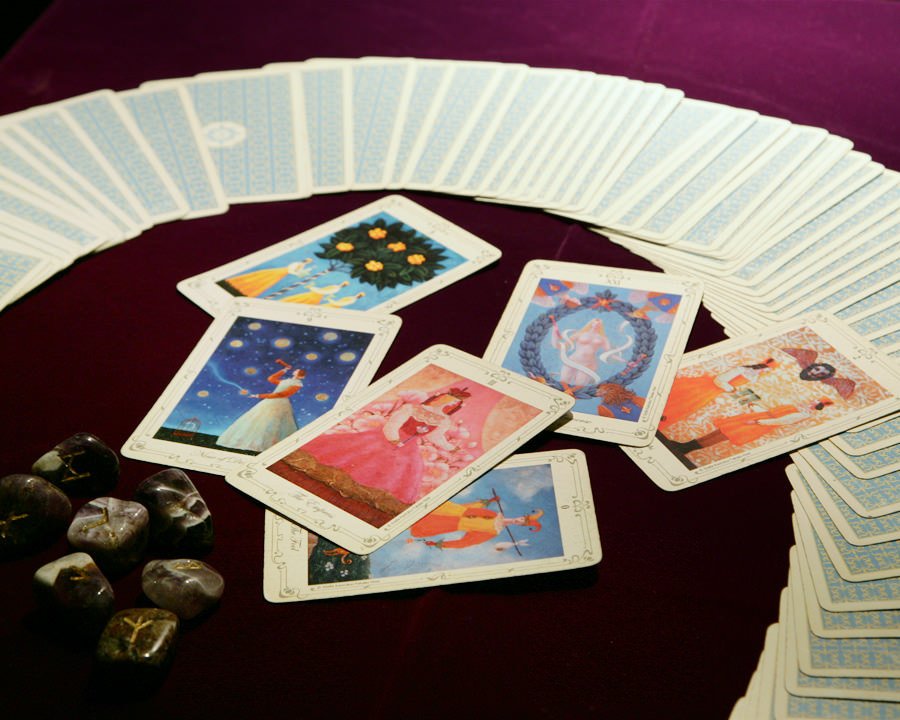 senda_khaki's tweet image. 弟子は問うた。
「タロットカードの意味を覚えただけではうまくリーディングできないのはなぜでしょうか」

師は答えた。
「そのカードがその意味になる根拠を押さえていないからだ」

師は続けた。
「例えばこの女帝カードには「美しさ」というキーワードがある。
それが
絵柄から類推したものなのか…