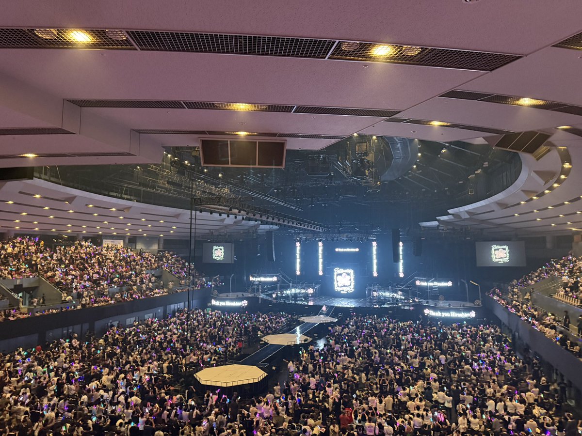 ran_airi412's tweet photo. 櫻坂46 5thツアー広島公演2日目

昨日と打って変わって1番後ろの席でしたが、
ステージが全部見えるし、
隣の方とも仲良くなって盛り上がれて楽しかった！

手叩きすぎと、ペンライト振りすぎて肩痛いですが、いい思い出です

あいりもりこもお疲れ様！

次は京セラ！！

#櫻坂46_5thTOUR_Addiction https://t.co/eIQZdICvTK