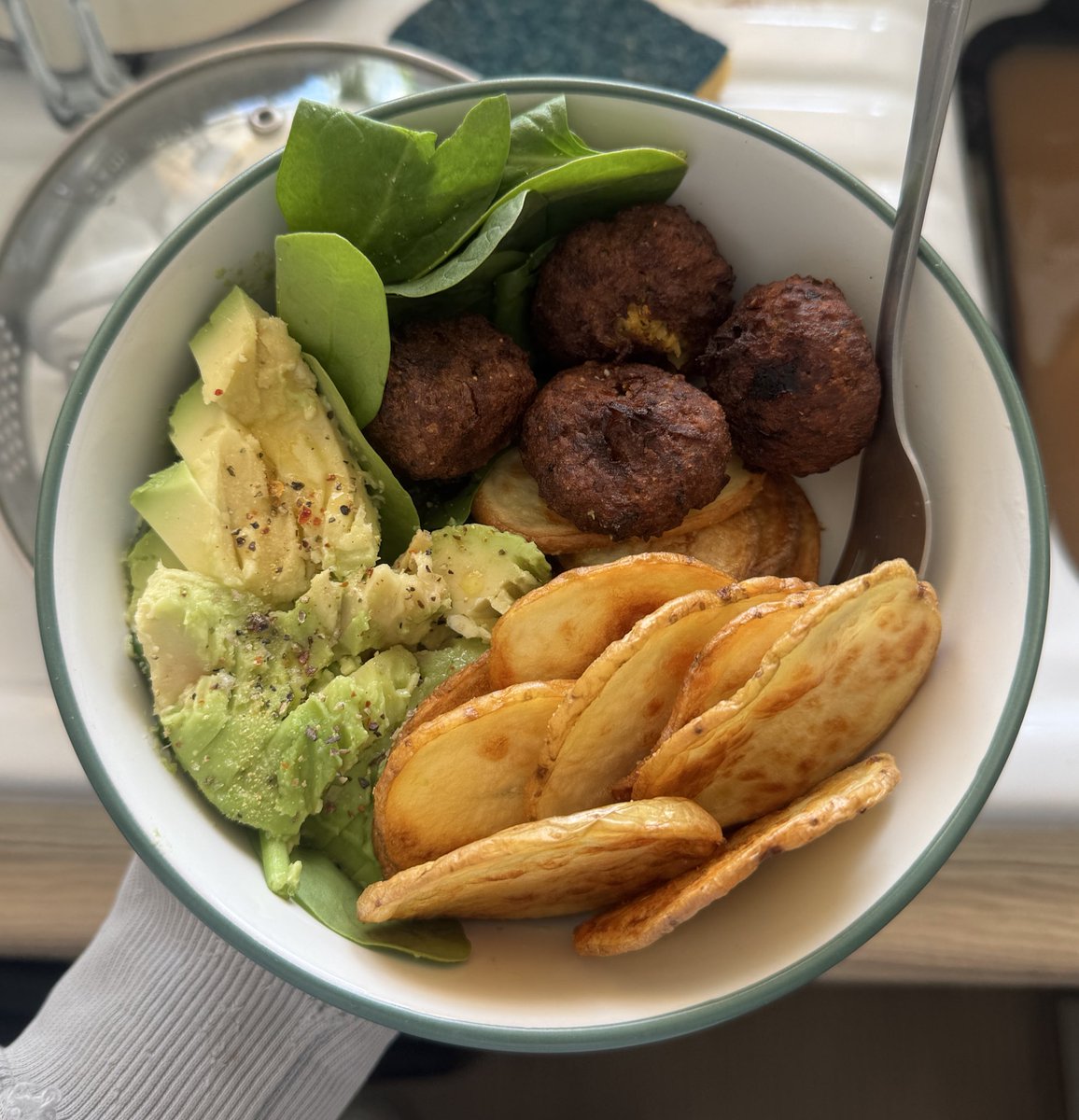 eatingel's tweet photo. sweet potato falafels, spinach, avocado, &amp; sliced potatoes https://t.co/M5o4mlE6U9