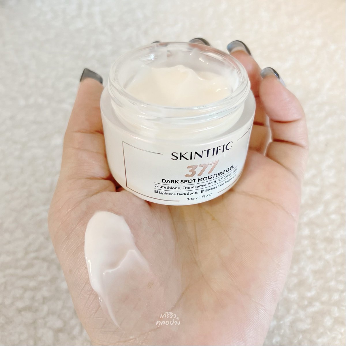 SKINTIFIC Symwhite377 Dark Spot Moisture Gel ตัวนี้เป็น มอยเจอไรเซอร์เพื่อจุดด่างดำโดยเฉพาะเลย ตัวนี้จะช่วยลดรอยดำด้วยนะ ทำให้หน้าดูขาวกระจ่างใสขึ้น เนื้อบางเบาเขียนง่ายซึมไวไม่เหนียวเหนอะหนะ ตัวนี้จะช่วยเสริมเกราะป้องกันผิวและทำให้ผิวชุ่มชื้นด้วย