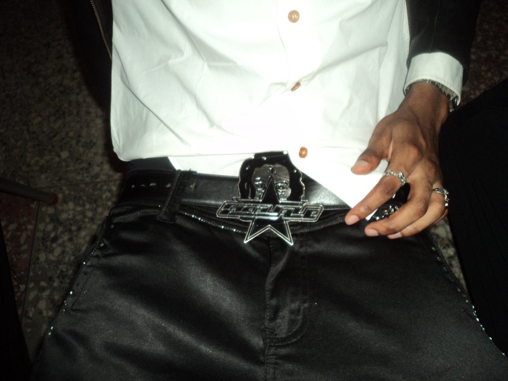 zushi5000's tweet image. PoseForThePic