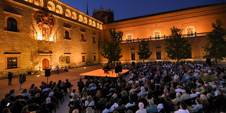 El Diario Complutense (@eldiariocomplut) on Twitter photo #Cultura | La Noche en Blanco de Alcalá de Henares reúne a más de 60.000 personas en una jornada cultural sin precedentes
<a href="/SantiagoAlonso_/">Santiago Alonso</a> <a href="/IsabelRuizMald/">Isabel RuizMaldonado</a> <a href="/AytoAlcalaH/">Ayuntamiento de Alcalá de Henares</a>
diariocomplutense.es/la-noche-en-bl… #Cultura | La Noche en Blanco de Alcalá de Henares reúne a más de 60.000 personas en una jornada cultural sin precedentes
<a href="/SantiagoAlonso_/">Santiago Alonso</a> <a href="/IsabelRuizMald/">Isabel RuizMaldonado</a> <a href="/AytoAlcalaH/">Ayuntamiento de Alcalá de Henares</a>
diariocomplutense.es/la-noche-en-bl…