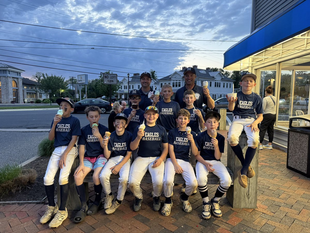 DoDamage's tweet image. 11U Navy ice cream celebration of a Double Header sweep! Well deserved boys!! Go Eagles!!!🦅