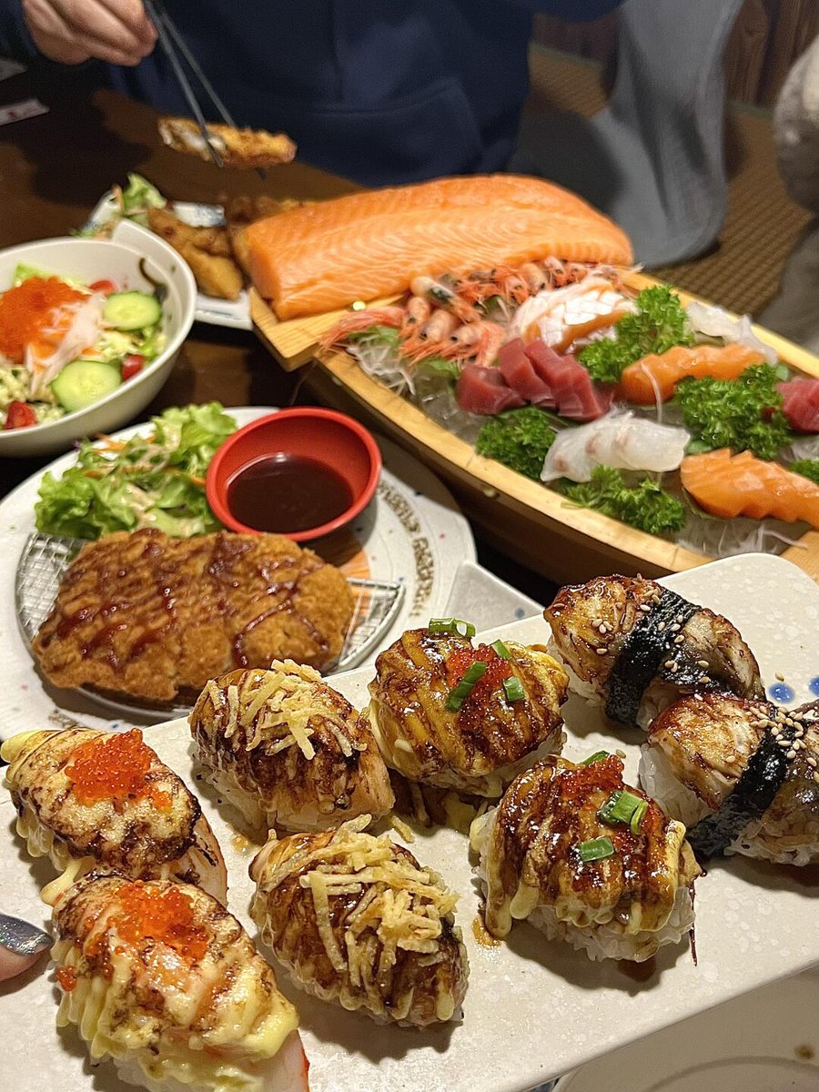 新鮮なサーモン、和食の極上の味覚を楽しもう！🍣✨