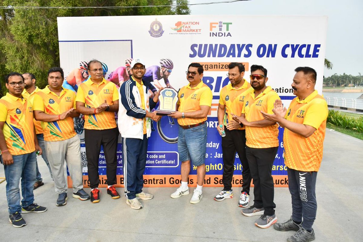 @CGSTLucknow के द्वारा <a href="/FitIndiaOff/">Fit India Movement</a> के तहत <a href="/Media_SAI/">SAI Media</a> के समन्वय में #8YearsOfGST के अवसर पर @जनेश्वर मिश्र पार्क से श्री कुल प्रकाश सिंह, प्रधान आयुक्त महोदय ने झंडी दिखाकर #SundaysOnCycle 🚴‍♂️का आयोजन किया, जिसमें शहर के कई उद्यमियों, जनसामान्य नागरिको ने भी भाग लिया <a href="/cbic_india/">CBIC</a>
