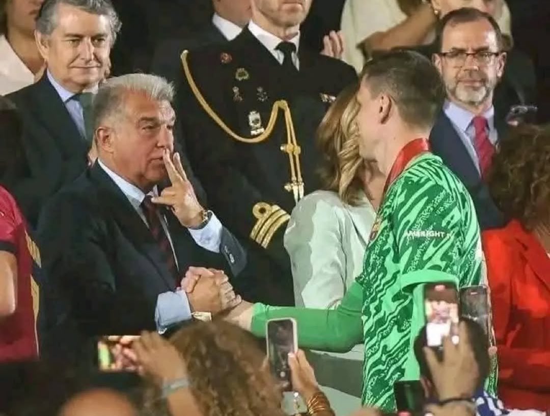 FabrizioRomano's tweet image. 🚨🇵🇱 Laporta: “We want Szczesny to stay at Barça. The other day he was celebrating the victory while smoking a cigar. I saw he wanted to stay”, told La Vanguardia.
“We also have good goalkeepers in the reserve team and in the youth team”.