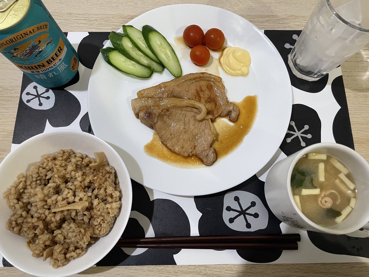 今日の夜は美味しい生姜焼きと、丸麦の炊き込みご飯なんだ