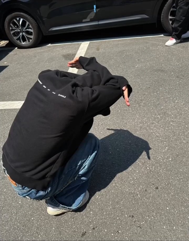 kkeomchiz's tweet photo. jaehyun joining the puppy shadow while kkeomchiz joining the cat shadow trend 🥹 https://t.co/2kgequDwRR