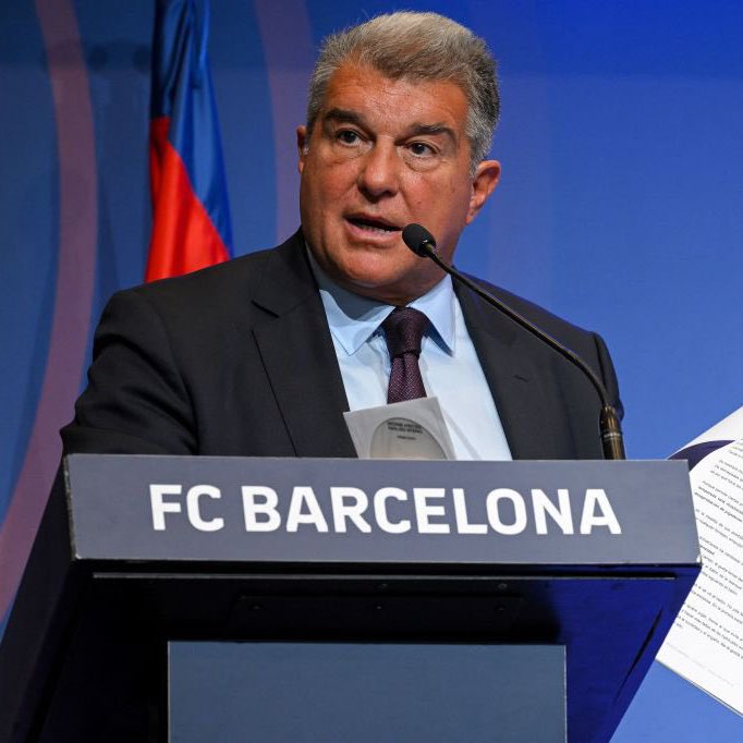 FabrizioRomano's tweet image. 🚨 Laporta confirms Barça plan to get new deal done for Raphinha: “Yes, he has been exceptional. His new contract is one of the pending issues that we hope to resolve in the coming days/weeks”.
“We don't want any player with 1 year left on contract”, told La Vanguardia.