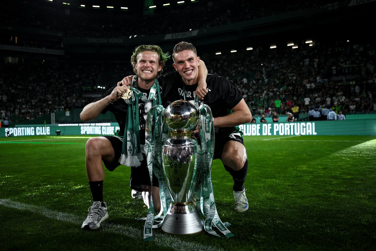 SportingCP's tweet photo. Bicampeões Nacionais a passar no vosso feed 🏆🏆 https://t.co/8AK3pyJQPa