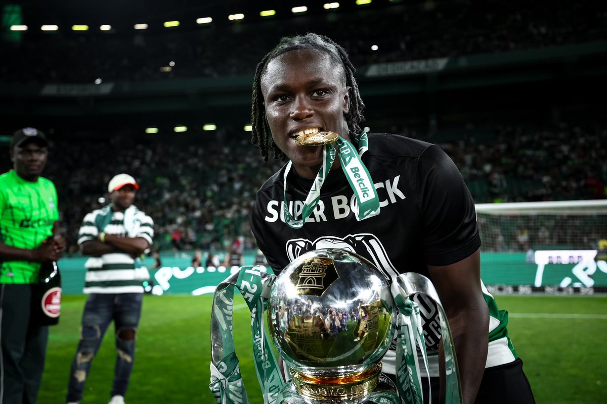 SportingCP's tweet photo. Bicampeões Nacionais a passar no vosso feed 🏆🏆 https://t.co/8AK3pyJQPa