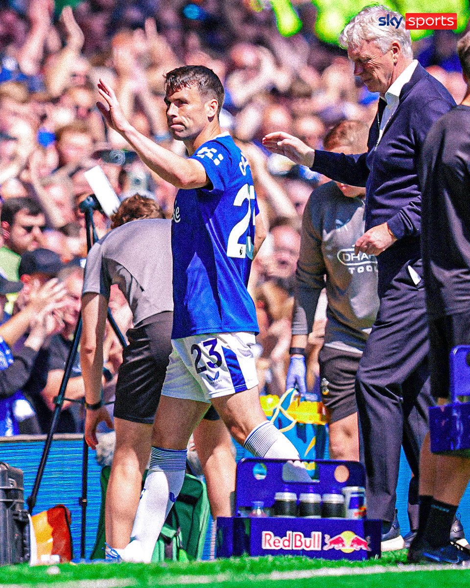SkySportsPL's tweet image. Seamus Coleman has come off injured just 17 minutes into the match ❌

The captain received a standing ovation on his last appearance at Goodison before heading down the tunnel 💙