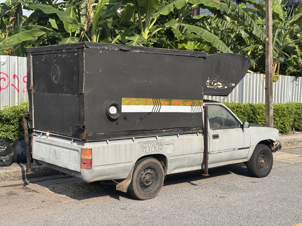 I was so happy when I saw this truck irl,
but nobody understood why :(
Y O