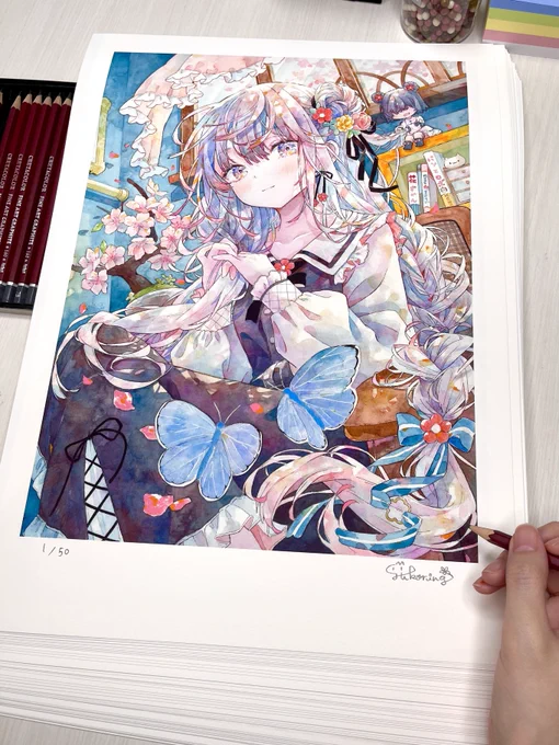 個展でご注文いただいた複製原画のサインを書いています 