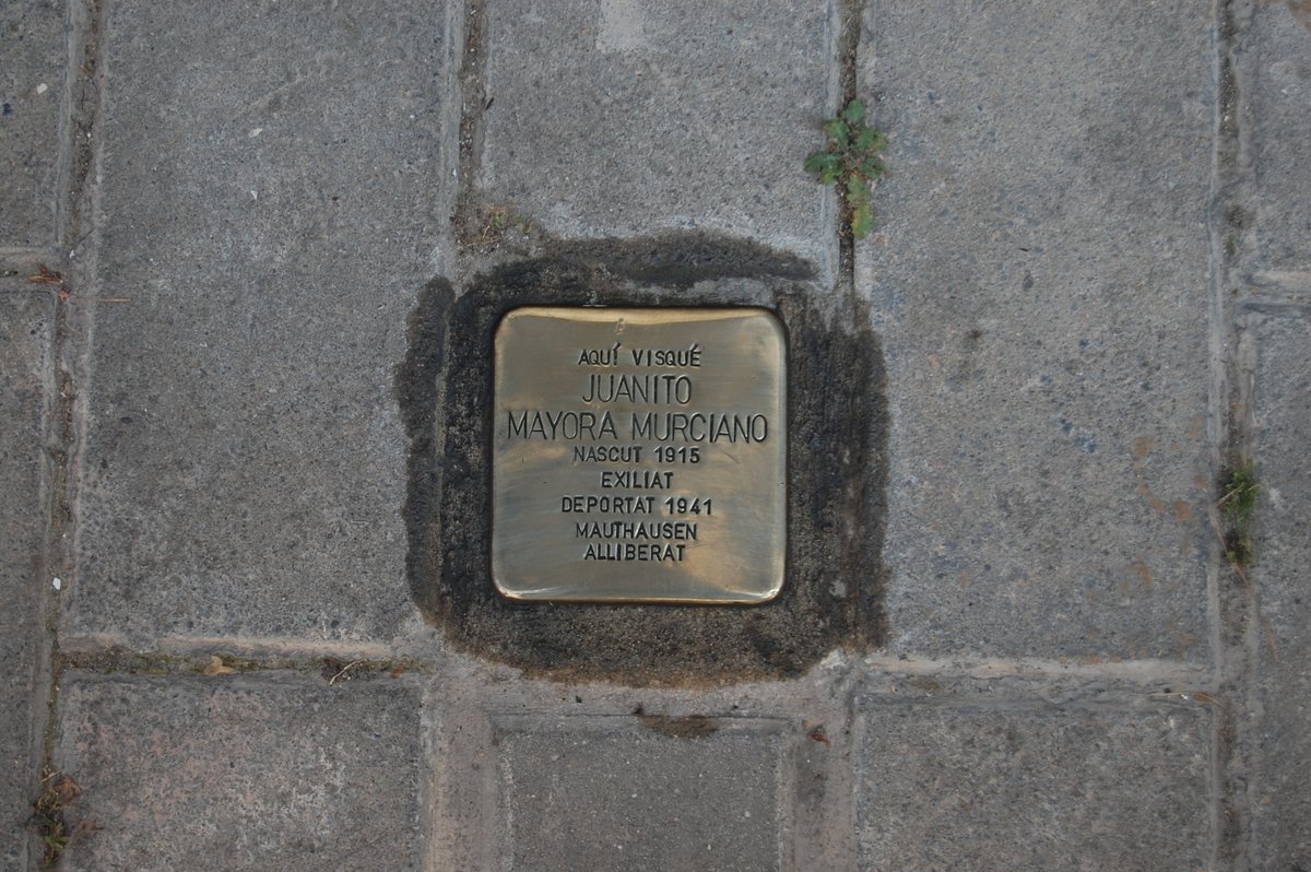 Drets Civils Lleida (@dretscivilsll) on Twitter photo Neteja de les llambordes #Stolpersteine de la ciutat de #Lleida. L'alumnat del <a href="/DemdLleida/">DEMD Lleida</a>, que va viatjar a #Mauthausen, ha participat en un recorregut per diversos espais de la ciutat. Acte organitzat per Memòria Democràtica de <a href="/paerialleida/">Ajuntament de Lleida</a>. Neteja de les llambordes #Stolpersteine de la ciutat de #Lleida. L'alumnat del <a href="/DemdLleida/">DEMD Lleida</a>, que va viatjar a #Mauthausen, ha participat en un recorregut per diversos espais de la ciutat. Acte organitzat per Memòria Democràtica de <a href="/paerialleida/">Ajuntament de Lleida</a>.