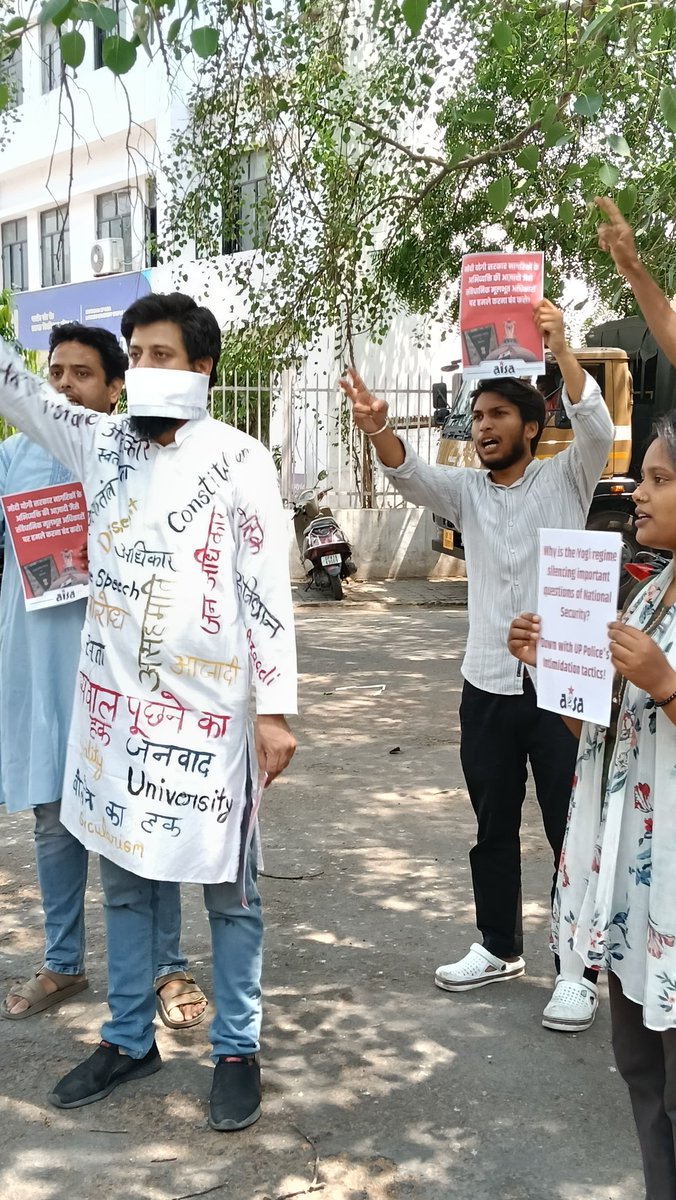 साथी मनीष पर हुई फर्जी एफ आई आर के खिलाफ आज लखनऊ विश्वविद्यालय के गेट नंबर 1 पर आइसा एवं जसम ने विरोध प्रदर्शन किया और साथी मनीष पर हुई फर्जी एफ आई आर को तत्काल प्रभाव से वापस लेने की मांग को लेकर पुलिस अधिकारी के माध्यम से मुख्यमंत्री के नाम ज्ञापन दिया गया।
#aisalkouniv 
#aisa