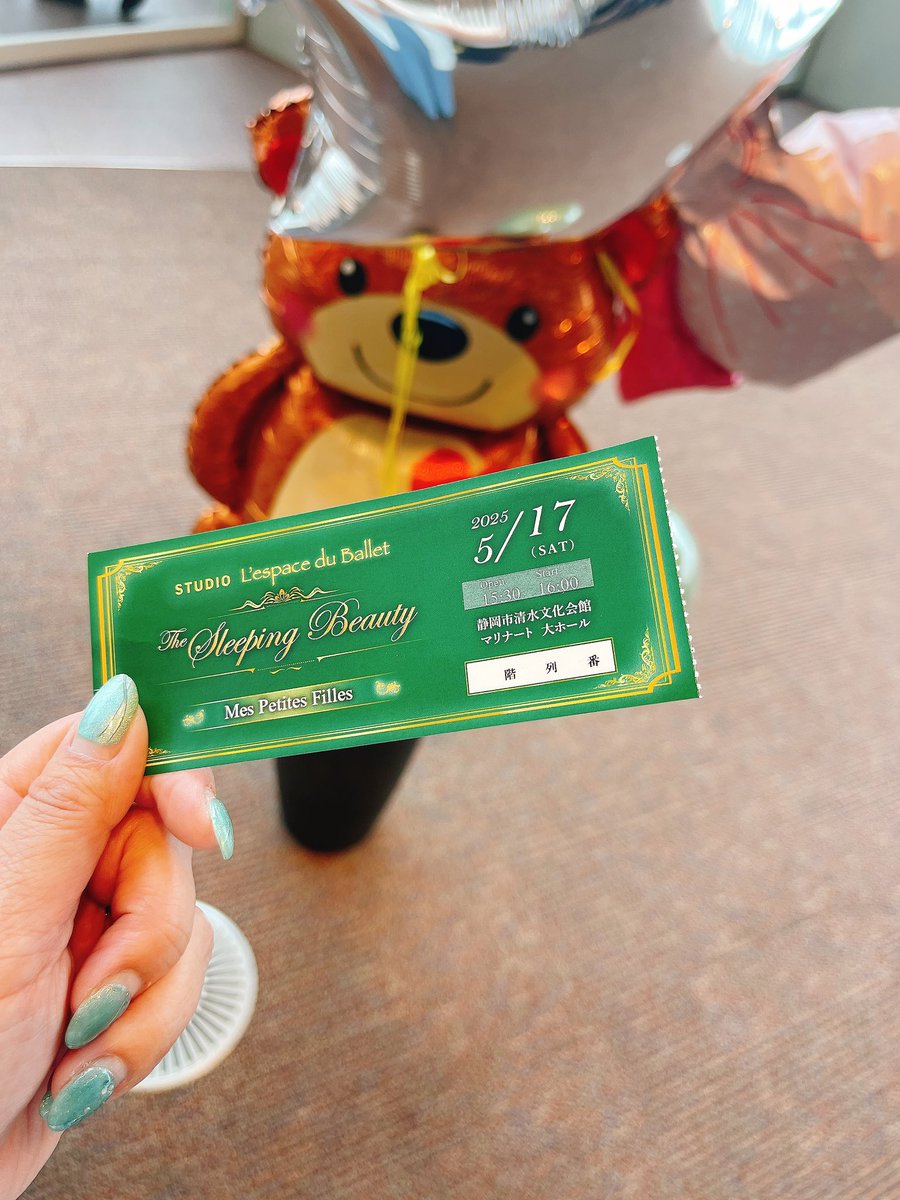 昨日はバイト終わってからバイト先の先輩の出演してるバレエを観に行った！
ドレス姿がとても美しかったなぁ♡
いつも立ち姿が凛としている理由がわかった気がしました✨