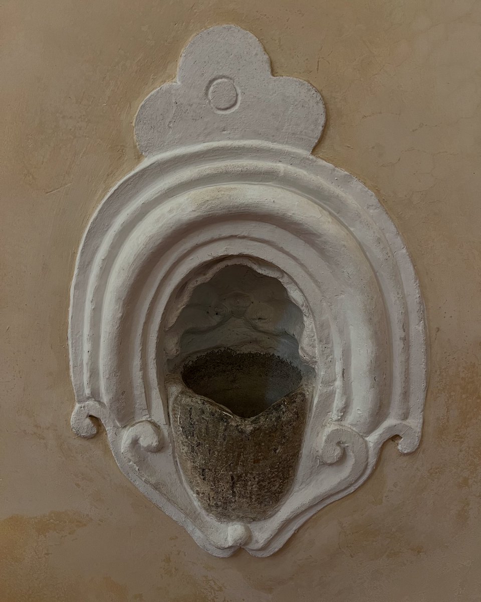 Interessante dettaglio di un'acquasantiera incastonata nel muro……purificazione all'ingresso. X secolo