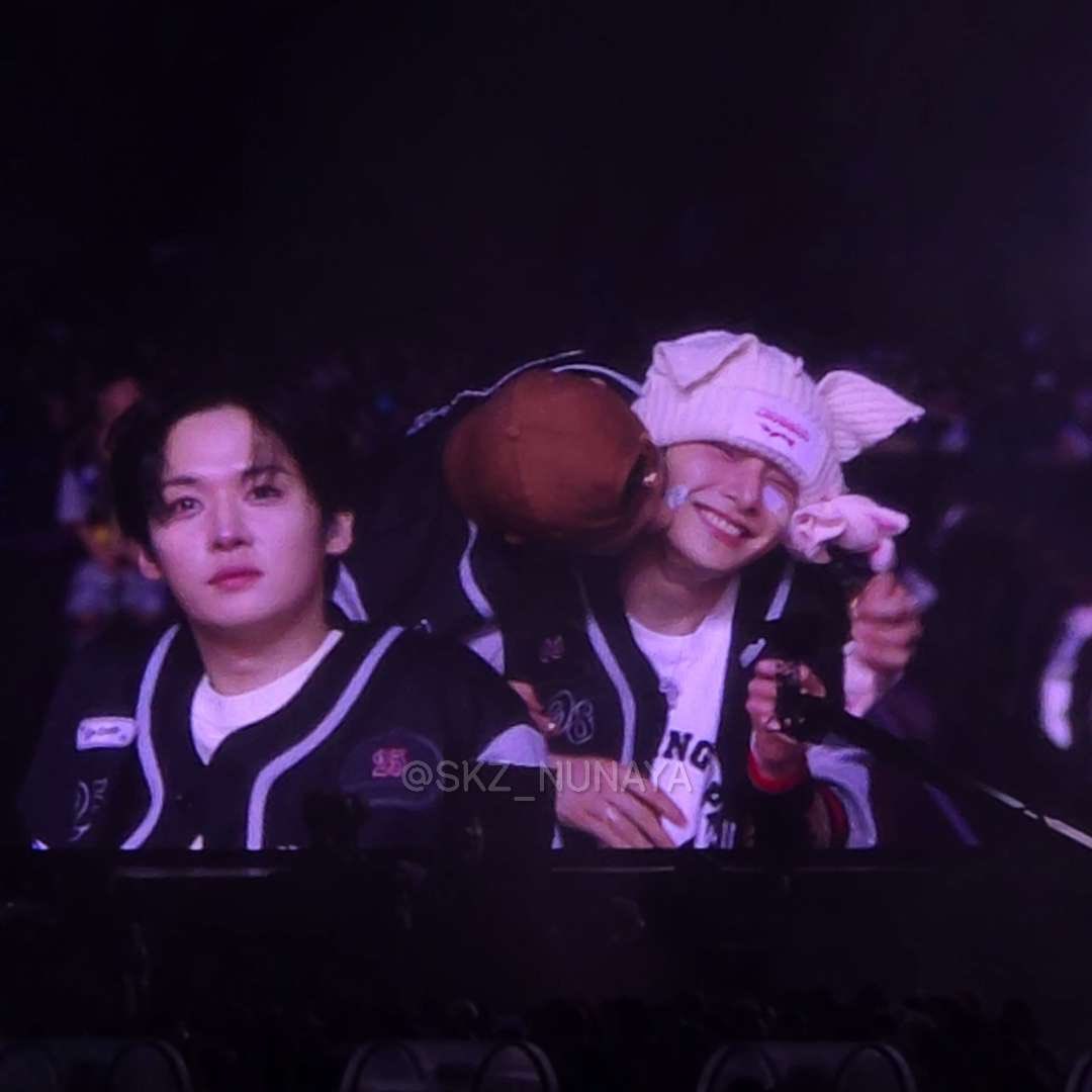 IN2128J's tweet photo. 오늘 뽀뽀즈도 뽀뽀하고 서공예즈도 뽀뽀하고 무슨 날이지 https://t.co/ZAt6BYjQQP