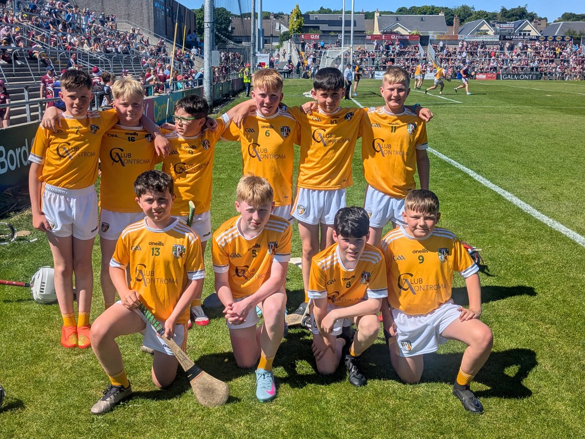 AontroimCnamB's tweet photo. Maith sibh to our children who represented Antrim schools so well at half time in the Leinster Senior Hurling Championship in Galway. A great experience for all involved. Big thanks to the parents who made the long journey to the west. https://t.co/OQ82x8u9B3