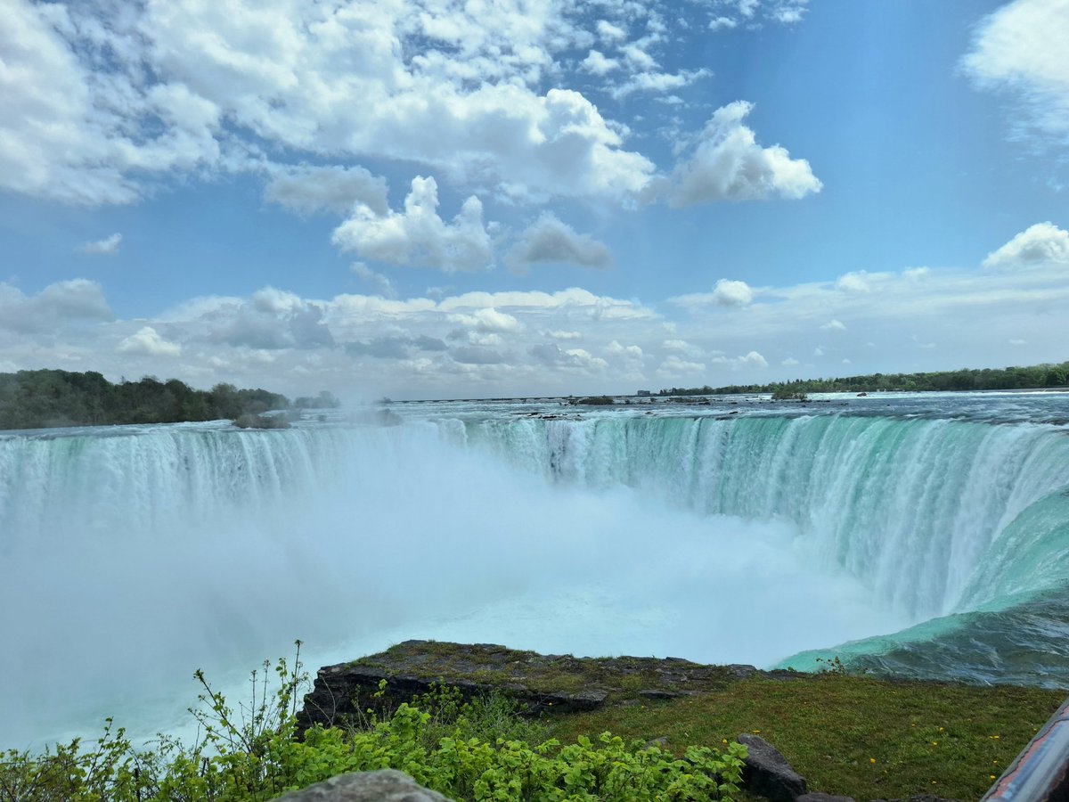 Sehrten1's tweet photo. Day trip to Ontario over the weekend. The falls reminded me of the Grand Canyon in a polar opposite kind of way. I'll never forget the sound of 30 million gallons per minute flowing over an edge. https://t.co/iJCiOrFUhO