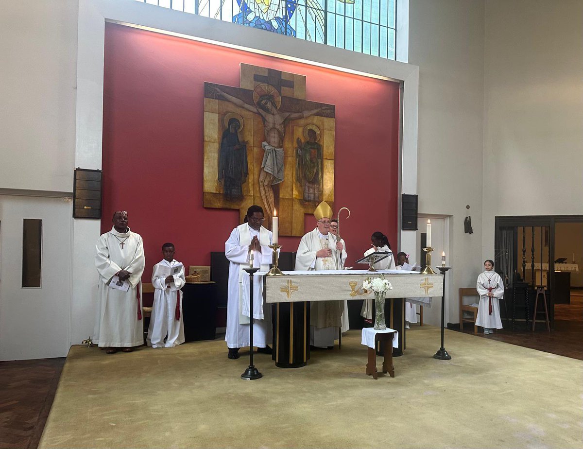 BishopSouthwark's tweet photo. Grateful to Fr Ivan for this fine coat of many episcopal colours and to Mother Helen and my brothers and sisters @stphilipscambe1 for a joyful #Easter5 Parish Mass: I give you a new commandment, that you love one another. Just as I have loved you, you also should love one another https://t.co/s9msQPA3cs