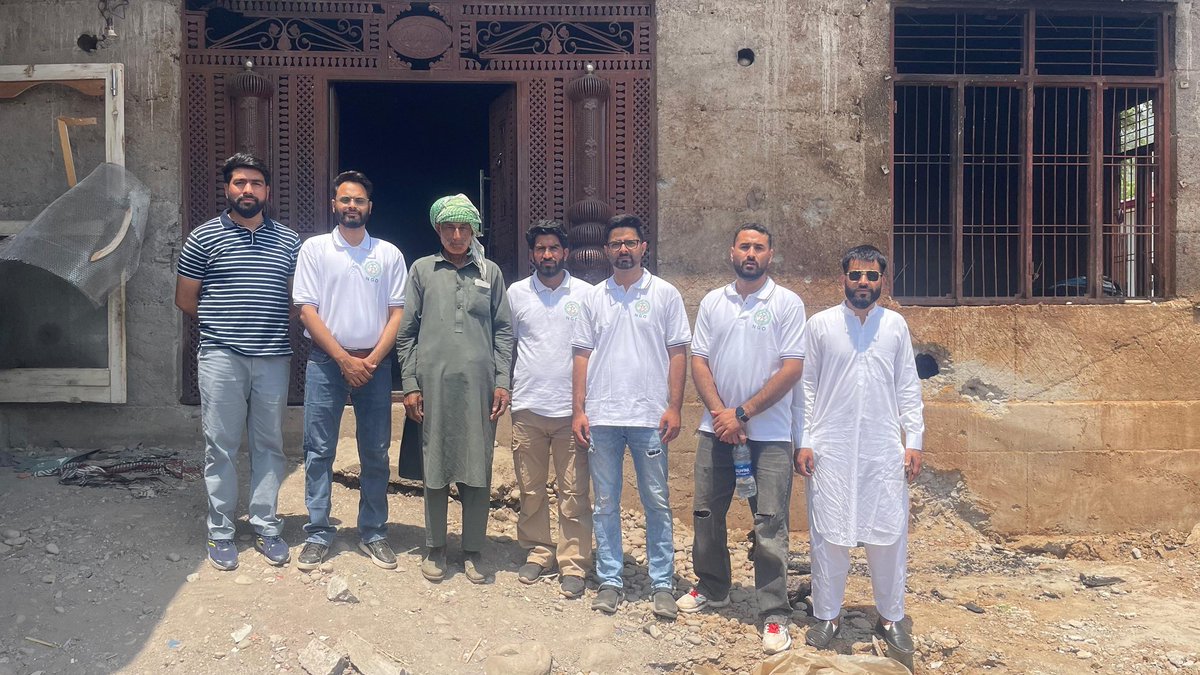 EmdaadNGO's tweet photo. Reaching out to the effected families of shelling hit poonch, today @HamdardNGOjk distributed ration kits among some families and extended financial support to some others in village khadi &amp; main town Poonch.
Looking farward to extend such support in the days to come, InshAllah. https://t.co/2jzd85pykc