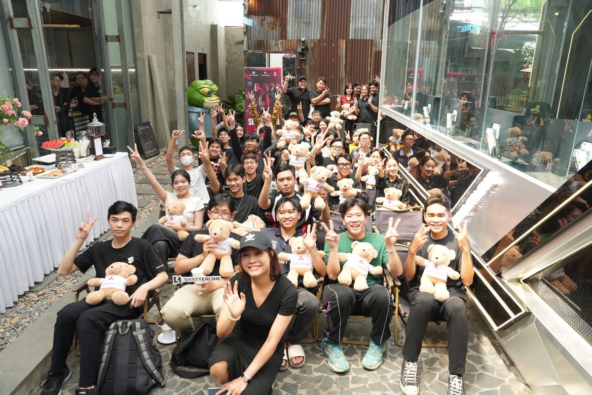 VersalStudios's tweet photo. 🛑 SHATTERLINE TOURNAMENT OFFICIALLY CLOSED ‼️

🌟In Ho Chi Minh City on Saturday, an extremely exciting event took place with the participation of the talented esports community, especially big fans of the new game Shatterline. 

✨The event was organized by @Avalanche_vn and co-organized by Versal Esports, starting with an inspirational sharing session from Ms.@Lauranguyent - Representative of Avalanche Vietnam. 

Let's look forward to other explosive events with Avalanche Vietnam 🔥

#GamingOnAvax #Shatterline #VersalGaming #Hype