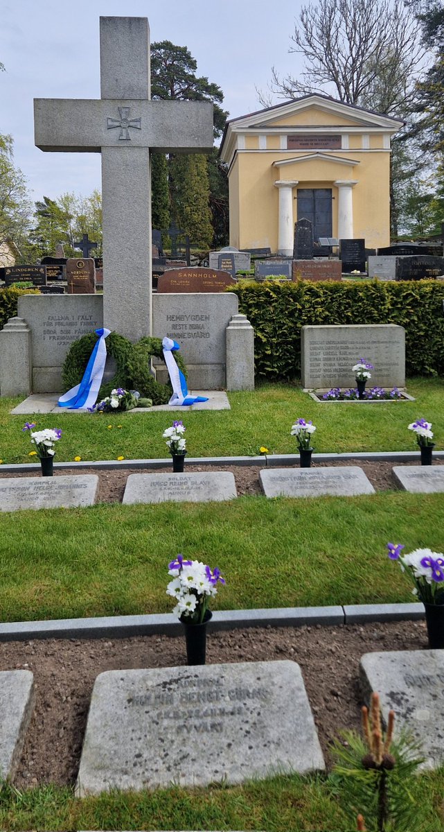 Till ära och minnet av de som stupade för Fosterlandet i kriget. Med tacksamt minne av de bromarvbor som återvände hem och alla de som återbyggde Bromarv som härjades illa år 1941 av Sovjetartilleriet vid Hangöudden!