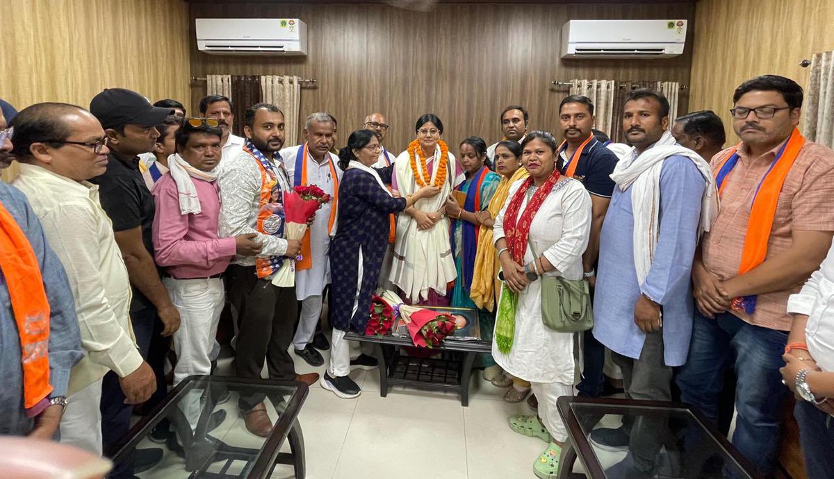 AnupriyaSPatel's tweet photo. आज सर्किट हाउस, कानपुर में @ApnaDalOfficial पार्टी कार्यकर्ताओं से भेंट करते हुए। https://t.co/MmIzWLwrSr